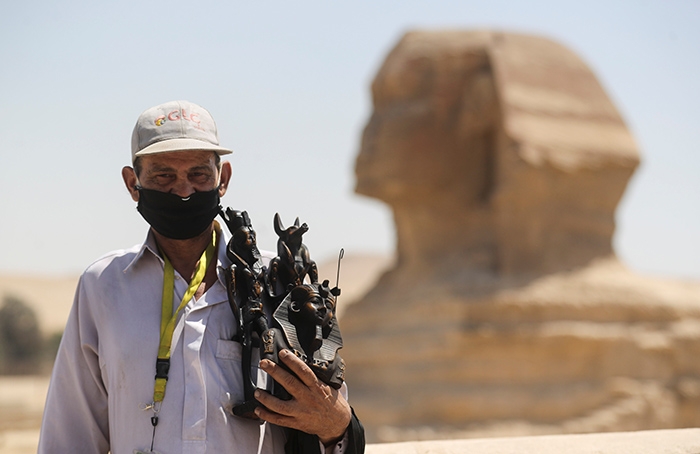 11 صورة تكشف العودة القوية للسياحة بمنطقة الأهرامات