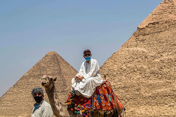 11 صورة تكشف العودة القوية للسياحة بمنطقة الأهرامات