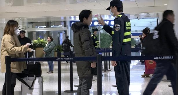 الصين تشترط على المسافرين الوافدين إليها شهادة خلو من الإصابة بكورونا