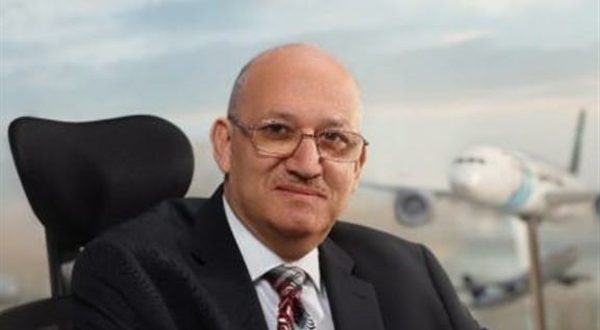 الطيار رشدي زكريا رئيس الشركة القابضة لمصر للطيران