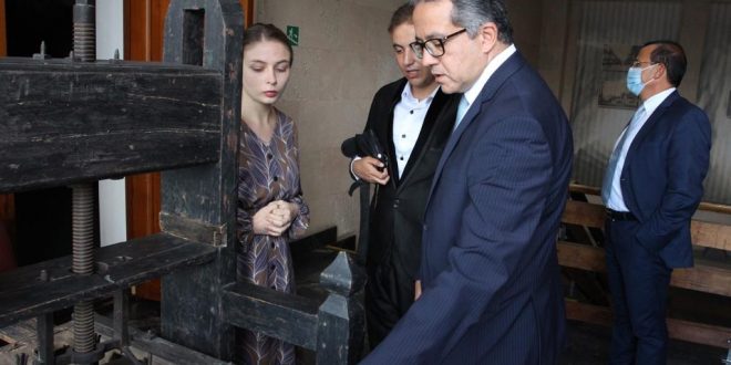 العناني يزور متحف تاريخ بيلاروسيا ومهمة رسمية تمنع لقائه بوزير الثقافة