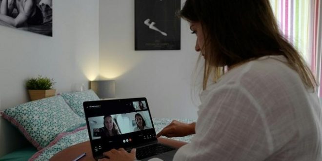 الكمبيوتر الشخصي يسيطر على حياة البشر .. ومتاعب السياحة تتزايد