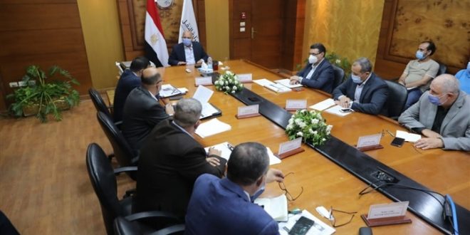 الوزير يستعرض تطوير محطات ومزلقانات السكك الحديدية