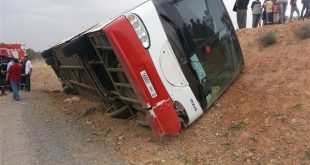 حافلة سياحية تنقلب في مقاطعة ألبرتا الكندية