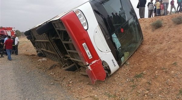 حافلة سياحية تنقلب في مقاطعة ألبرتا الكندية
