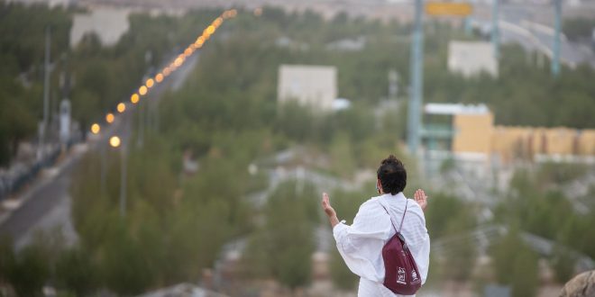 حجاج بيت الله الحرام يؤدون طواف الإفاضة .. حصوات رمي الجمرات معقمة