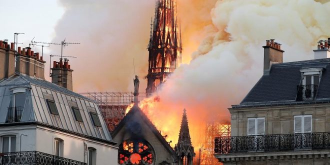 حريق ضخم في كاتدرائية فرنسية يعيد للأذهان كارثة نوتردام