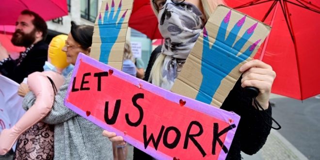 عاملات السياحة السوداء يشكين توقف كورونا .. سنعود للعمل بإجراءات وقائية