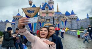 عودة الحياة لشوارع كاليفورنيا .. وطوابير بالمئات أمام ديزني لاند