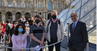 متحف اللوفر يعيد فتح أبوابه أمام الجمهور بعد 4 شهور من الإغلاق