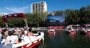 مشاهدة أفلام السينما من القوارب في نهر السين