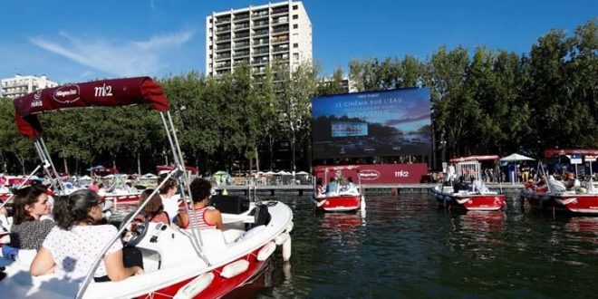 مشاهدة أفلام السينما من القوارب في نهر السين