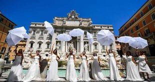 مظاهرة بالمظلات والفساتين البيضاء احتجاجاً على تأجيل حفلات الزفاف بإيطاليا