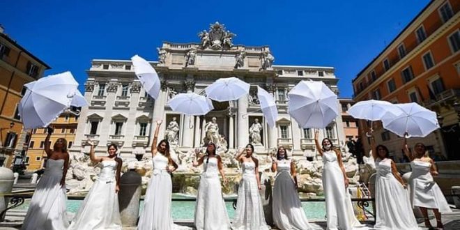 مظاهرة بالمظلات والفساتين البيضاء احتجاجاً على تأجيل حفلات الزفاف بإيطاليا