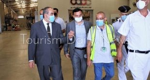 وزير الطيران يقوم بزيارة مفاجئة لقرية البضائع بمطار القاهرة.. ما السبب؟