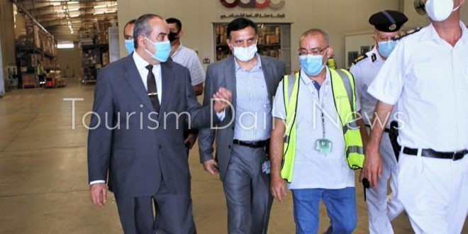 وزير الطيران يقوم بزيارة مفاجئة لقرية البضائع بمطار القاهرة.. ما السبب؟