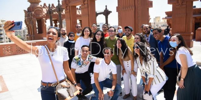 السياحة والهجرة تنظمان زيارة لشباب الدراسين فى الخارج إلى قصر البارون