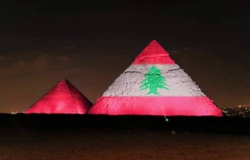إضاءة أهرمات الجيزة وبرج خليفة بالعلم اللبناني للتضامن مع ضحايا بيروت3