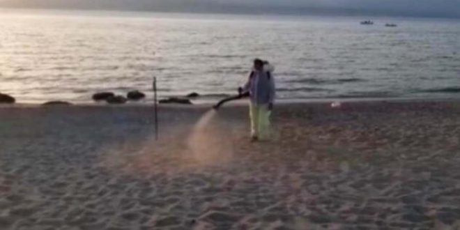 إيطاليا تبتكر طرق غريبة لحماية الشواطئ من كورونا