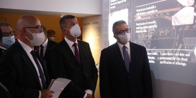 العناني ورئيس الوزراء ووزير الثقافة التشيكي يفتتحون معرض ملوك الشمس ببراغ