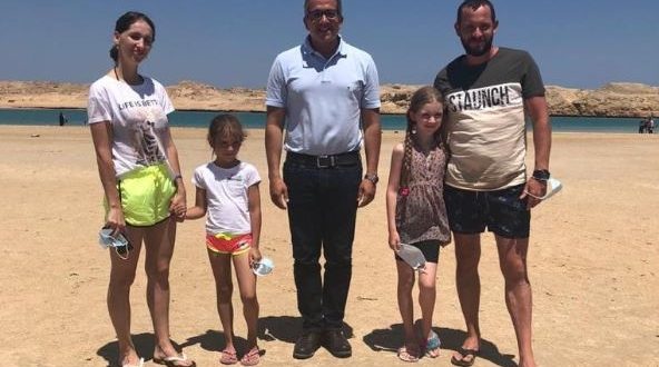 العناني يستمع لشكاوى السياح خلال زيارته محمية رأس محمد 22