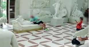 سائح نمساوي يكسر تمثالاً شهيراً من أجل صورة