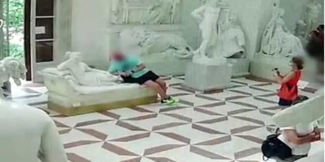 سائح نمساوي يكسر تمثالاً شهيراً من أجل صورة