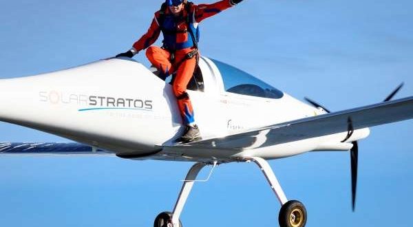 سويسرا تنفذ أول قفزة في العالم من طائرة تعمل بالطاقة الشمسية