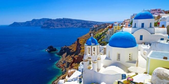 عائدات السياحة تنهار في اليونان للشهر الرابع علي التوالي