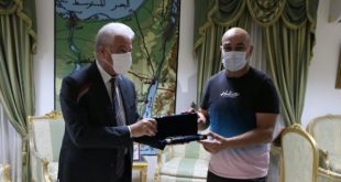 فودة يهدى حسام حسن مفتاح مدينة شرم الشيخ ويستقبل مجموعة من الرياضيين