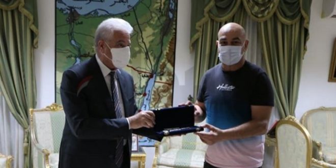 فودة يهدى حسام حسن مفتاح مدينة شرم الشيخ ويستقبل مجموعة من الرياضيين