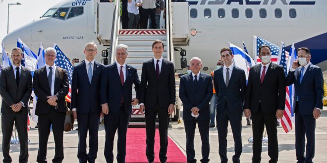 قائد طائرة تل أبيب: أقود الطائرة منذ 45 عامًا.. ولكن لم أحلم بهذه الرحلة