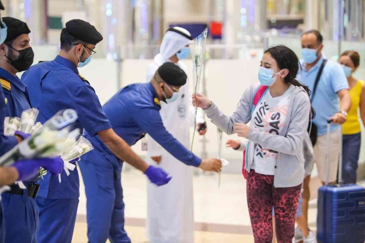 مطار دبي يستقبل اللبنانيين بالورود البيضاء