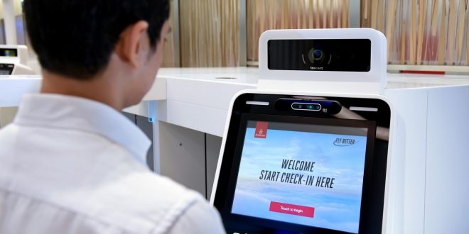طيران الإمارات توفر أكشاكاً لإنهاء إجراءات السفر ذاتياً بمطار دبى