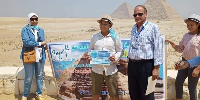السياحة تكرم اطفال مبادرة بلدنا الحلوة الفائزين بمسابقة رسم أهرامات الجيزة