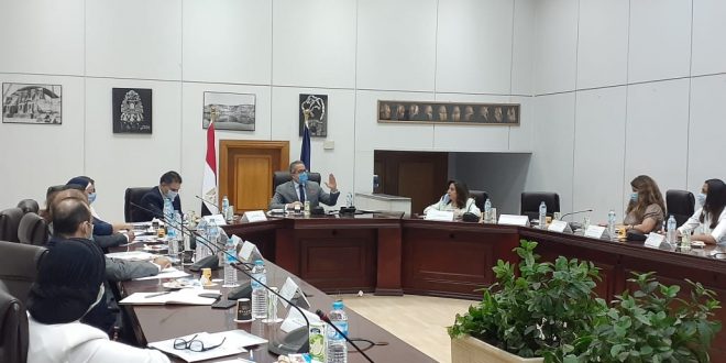 العناني يجتمع مع أعضاء لجنتي الفعاليات والترويج والمعارض الخارجية