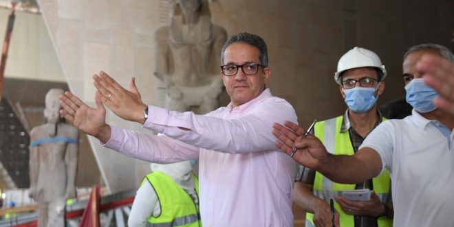 جولة تفقدية 3 ساعات لوزير السياحة والآثار بقاعات العرض بالمتحف المصري الكبير3