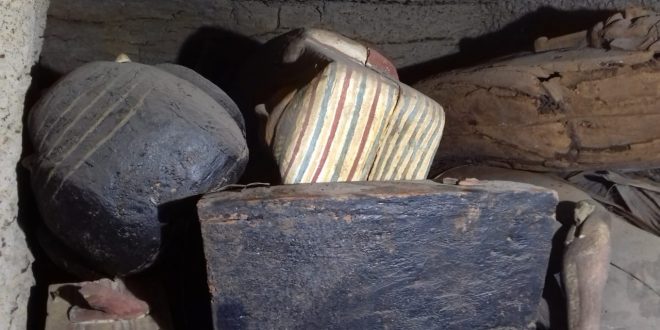 البعثة الأثرية المصرية تكتشف بئراً جديداً به 14 تابوتا منذ 2500 عاماً