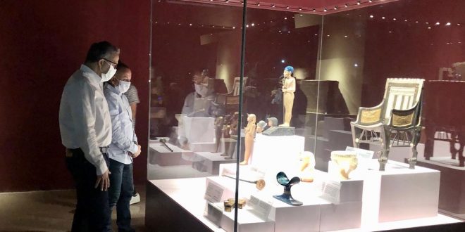 وزير السياحة والآثار يتفقد المعرض المؤقت لبعض كنوز الملك توت عنخ آمون2