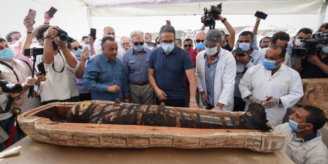 الكشف عن 59 تابوتا خشبيا بحالتهم الأولي داخل آبار للدفن بمنطقة آثار سقارة