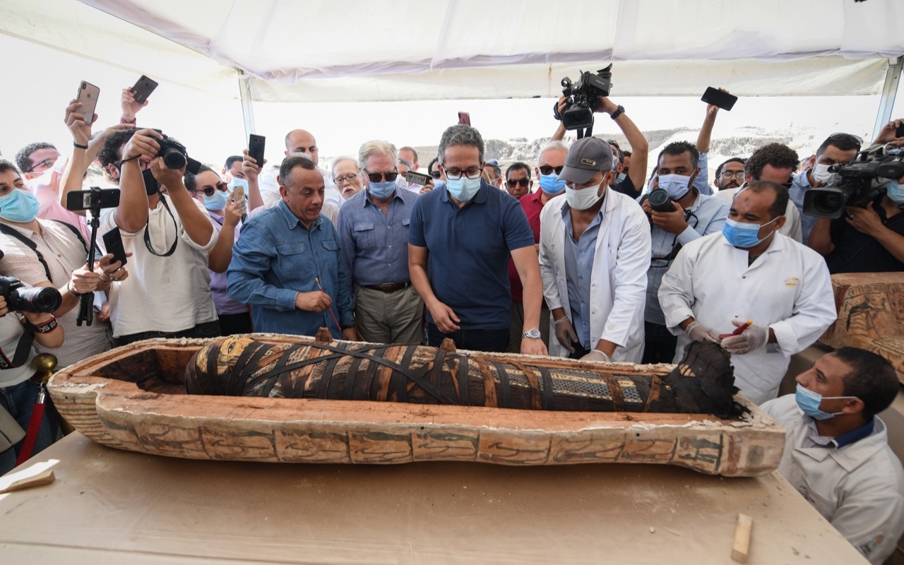الكشف عن 59 تابوتا خشبيا بحالتهم الأولي داخل آبار للدفن بمنطقة آثار سقارة