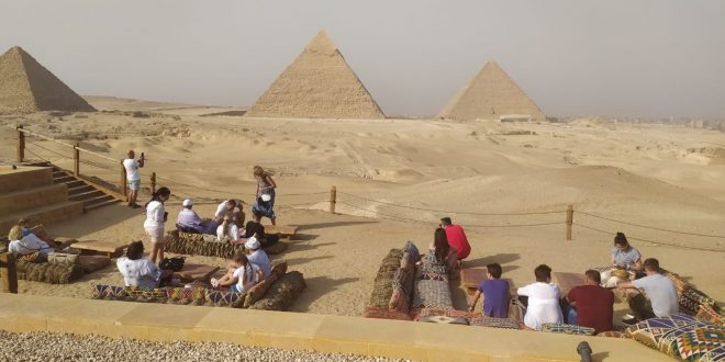 مطعم ناين بيراميدز لاونج يستقبل الأفواج السياحية بعد يومين من افتتاحه1