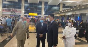 جولة تفقدية مفاجئة لوزير الطيران المدنى بمبانى الركاب فى مطار القاهرة 