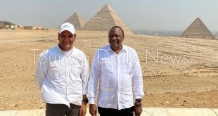 رئيس كينيا يزور منطقة الأهرامات 