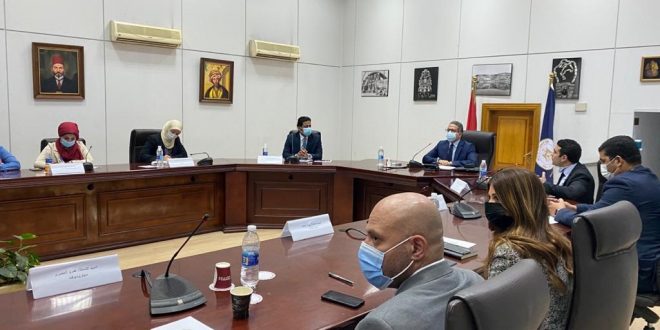 العناني يجتمع بالشركة المنفذة لأنظمة الاتصالات بالمتحف المصري الكبير