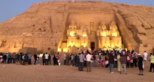 سياح العالم شاهدوا تعامد الشمس على وجه الملك رمسيس الثاني بمعبد أبو سمبل1