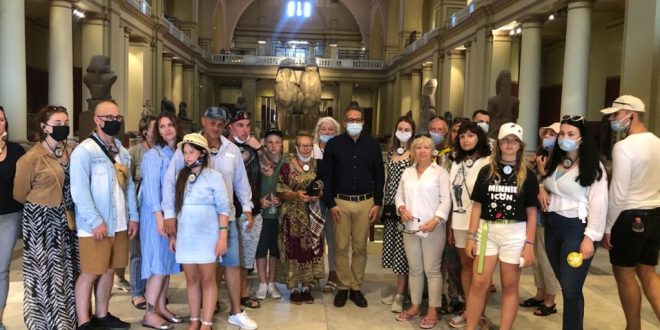 فيلم عن 118 قطعة أثرية بالمتحف المصري بالتحرير والعناني مع السياح الأوكران