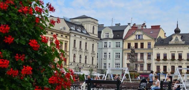 كورونا يضرب بقسوة أوروبا وبولندا تفرض حظر تجوال وتمنع السفر وتغلق النوادي1