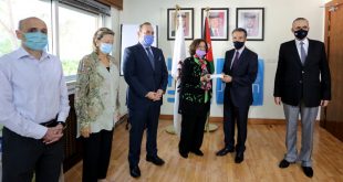 لجنة ادارة حساب الخير تسلم السياحة تبرعات لـ 334 عاملا بالقطاع الأردتي