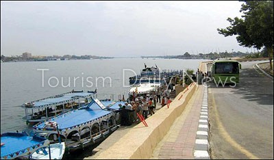 الجوع يضرب 65 أسرة من عمال مرسى وزارة السياحة بالأقصر وأبواب العناني مغلقة